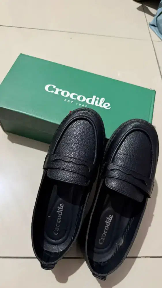 Sepatu merk Crocodile model Wanita warna hitam