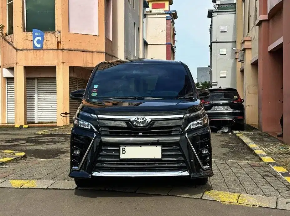 2018 Toyota Voxy 2.0 AT Hitam KM 60rb Service Record Siap TT