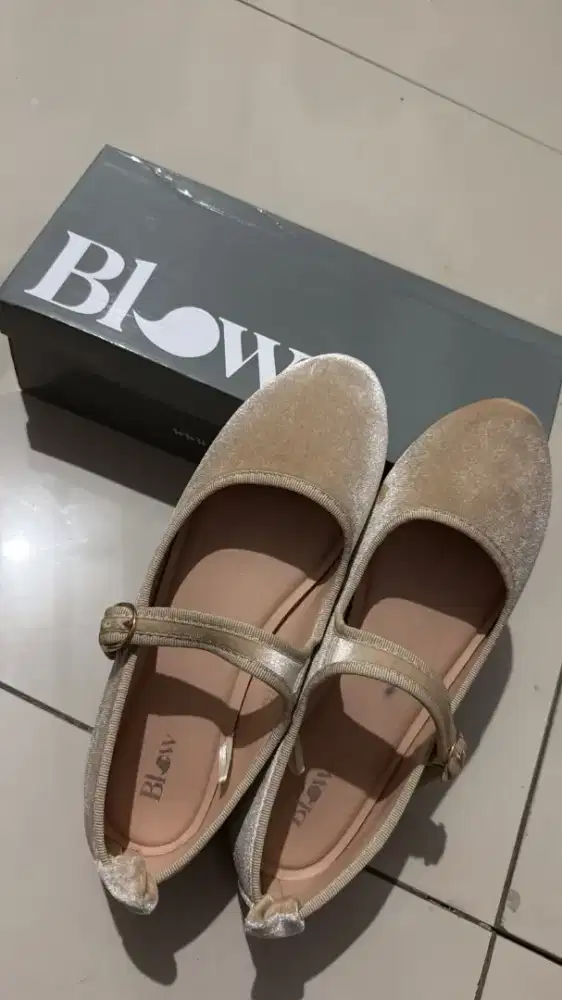 Dijual sepatu merk Blow model Wanita warna krem