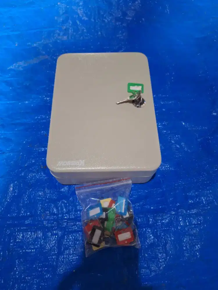 Box besi tempat penyimpanan kunci