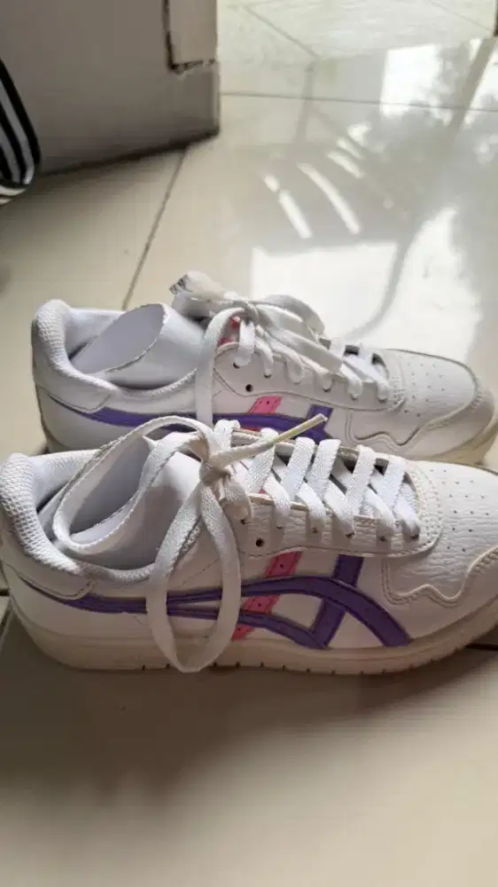 Dijual Sepatu merek Asics uk. 36. Warna putih, mulus dan bersih sekali