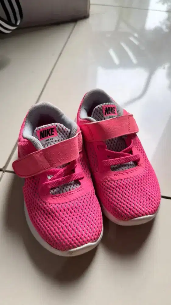 Dijual sepatu anak merk Nike warna pink uk. 26