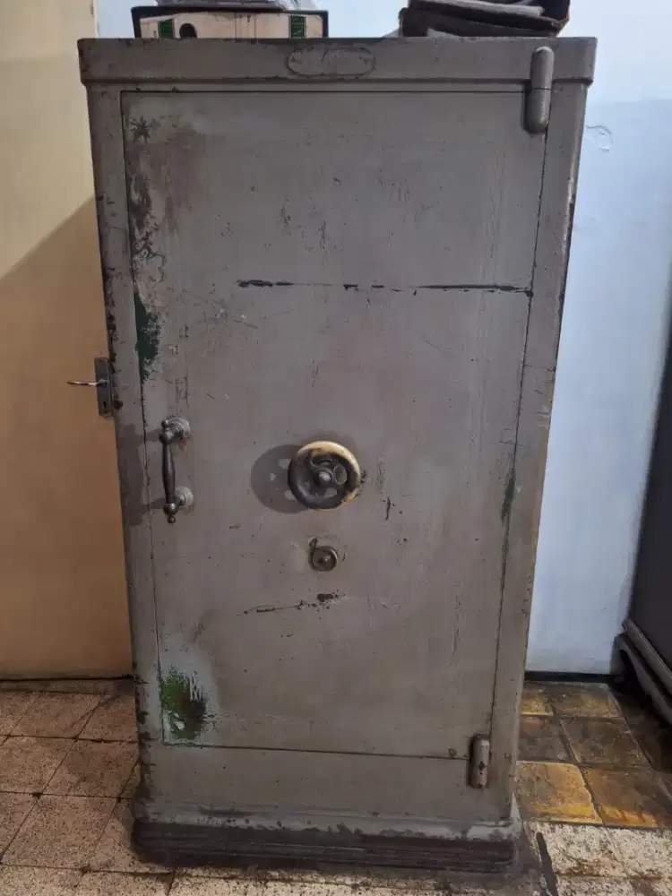 Brankas jadul collector item