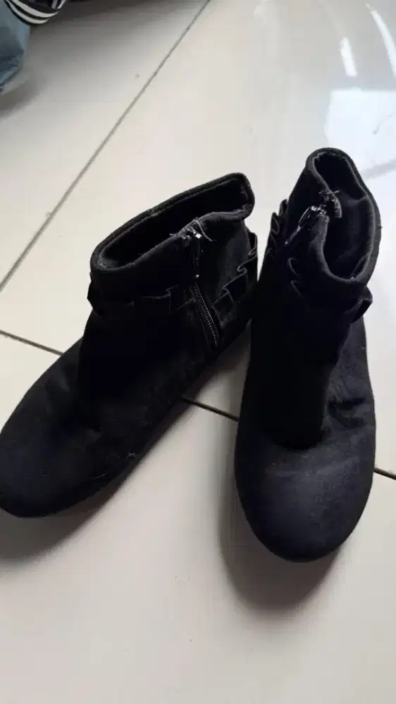Dijual sepatu anak boots merk Zara uk. 31 warna Hitam