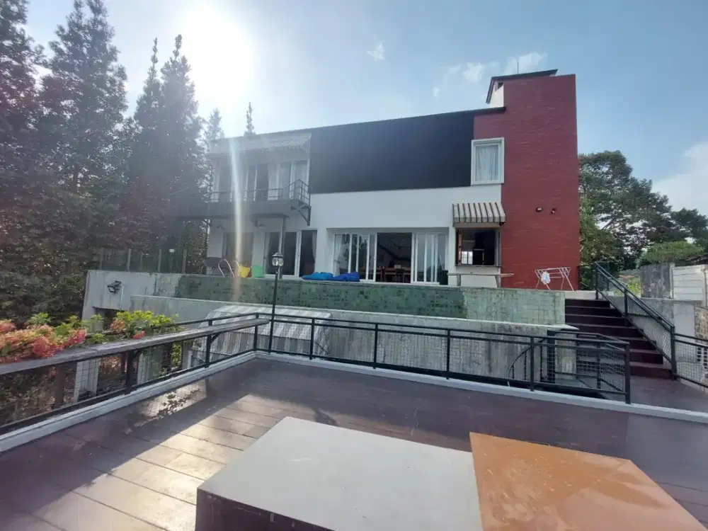 Dijual Villa Mewah Suasana Sejuk View Indah di Dago Bandung