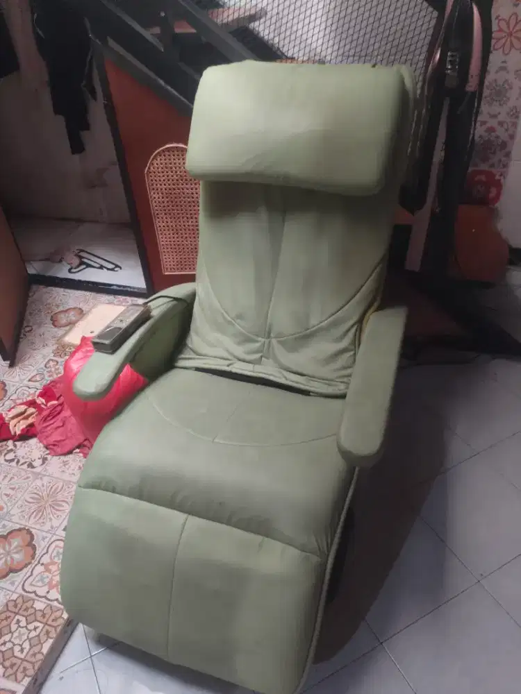 Kursi pijat elektronik