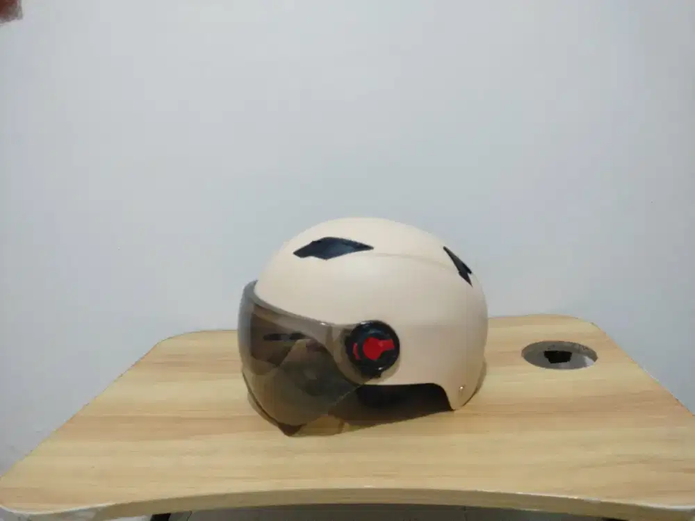 Helm sepeda pakai kaca