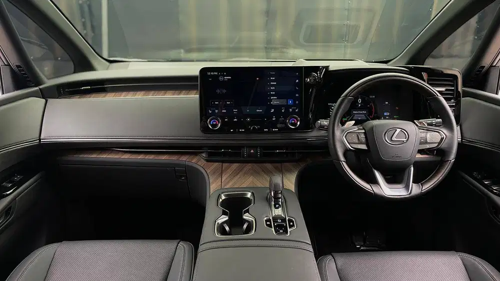 KM 400PERAK Lexus LM350h Hybrid 7-Seater NIK 2023