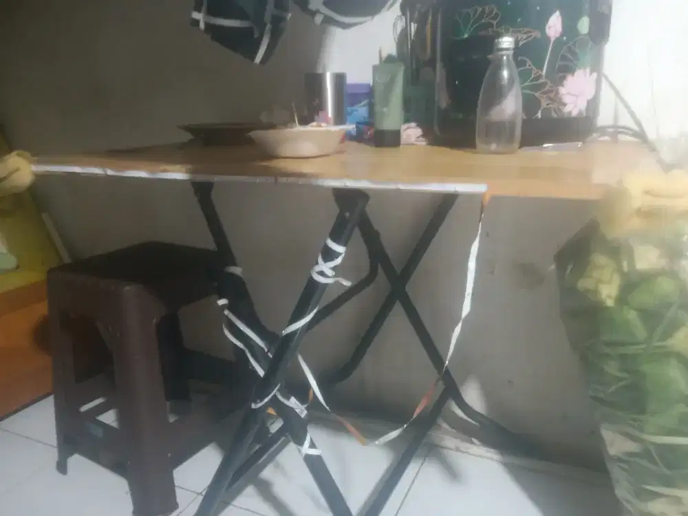 Meja makan kondisi baik