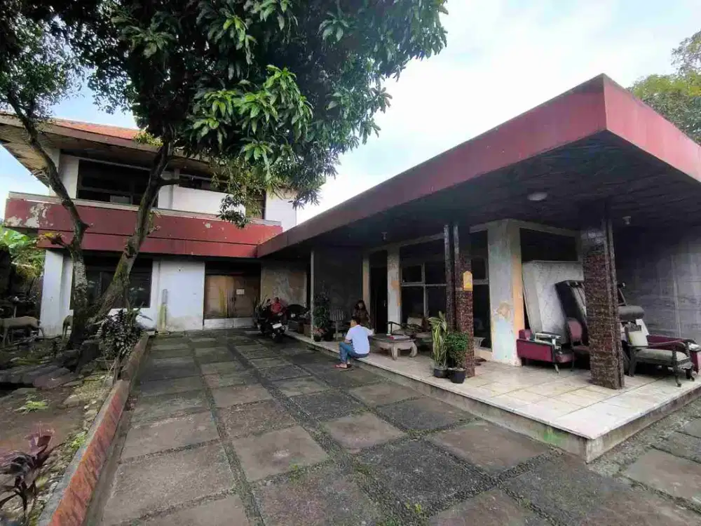 rumah vintage luas tengah kota Solo sebelah jl gatsoe nego bebas