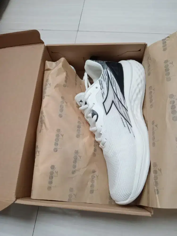 SEPATU jogging merk DIADORA original size 44 baru