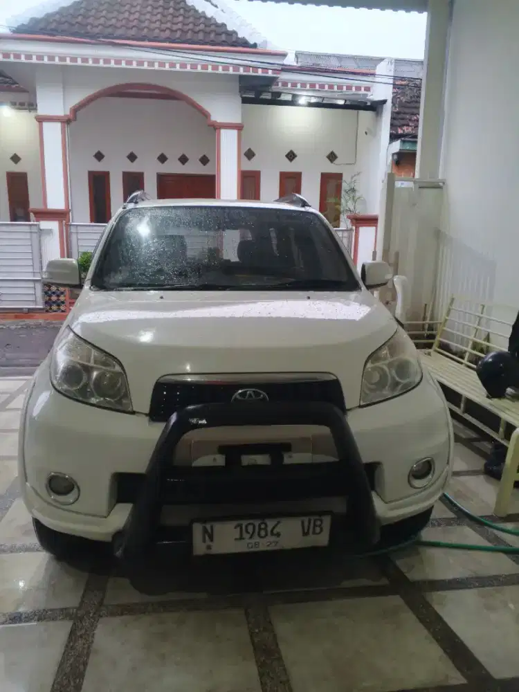 Toyota Rush warna putih 2012
