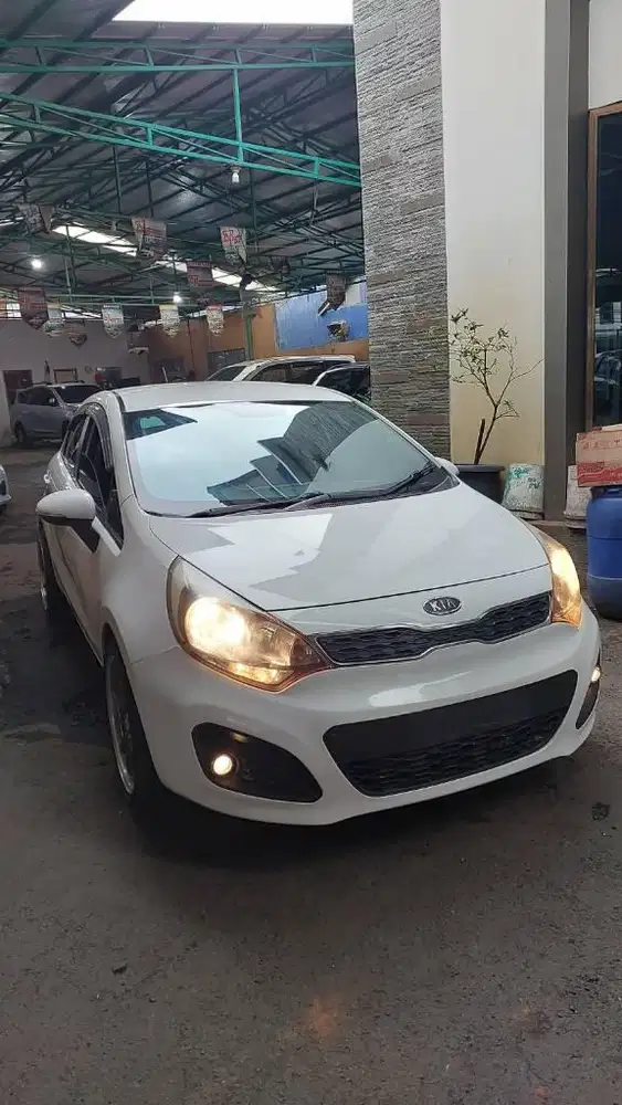 DP 19 jt KIA RIO SE AT 2012 mulus putih