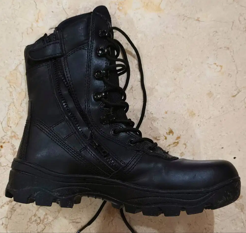 Sepatu pakaian dinas lapangan