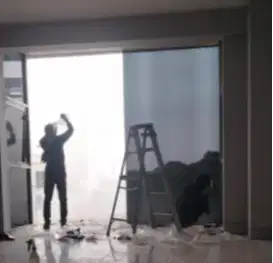 Specialis Kaca Film & Cutting Stiker Untuk Kantor Rumah Gedung Murah