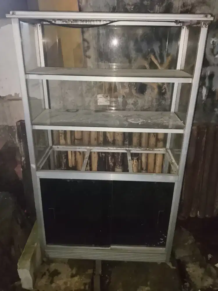Di jual aja nih Etalase bekas pribadi