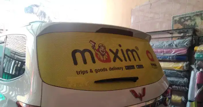 Promosi sticker kaca film one way stiker satu arah branding mobil dll