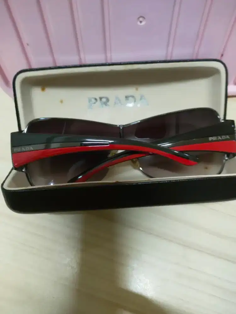 Kacamata hitam prada