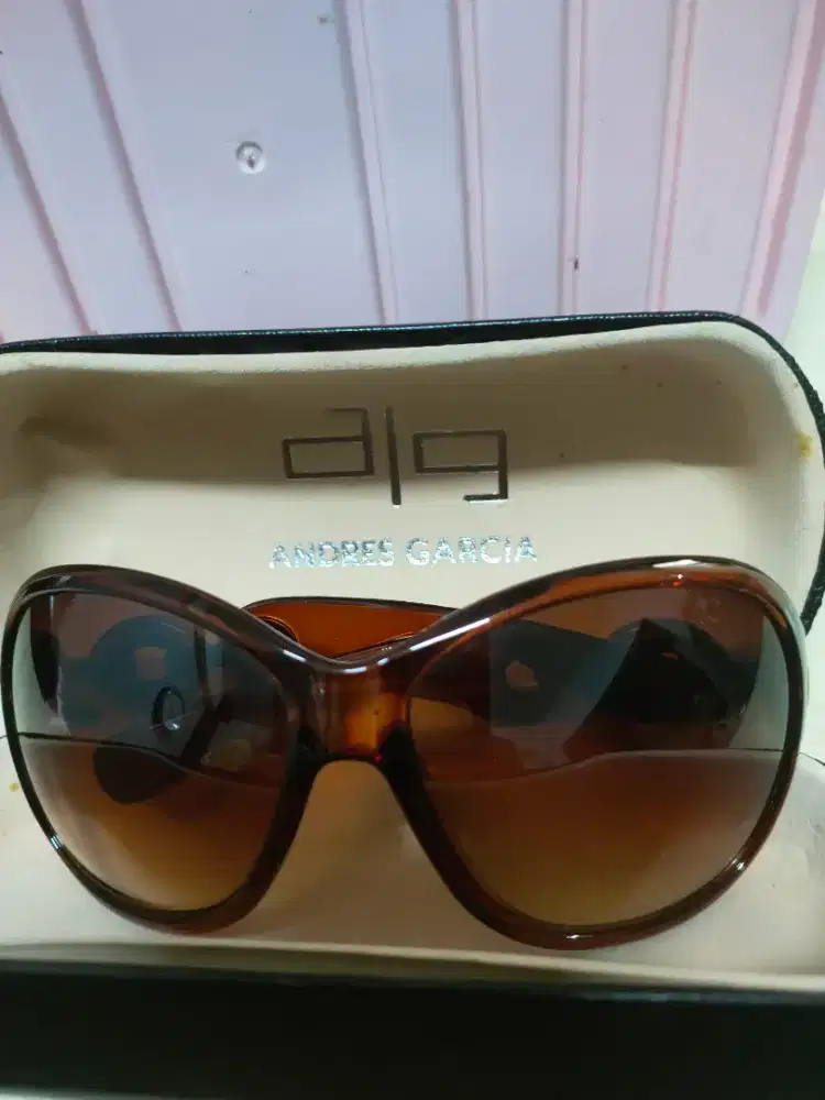 Kacamata hitam coklat