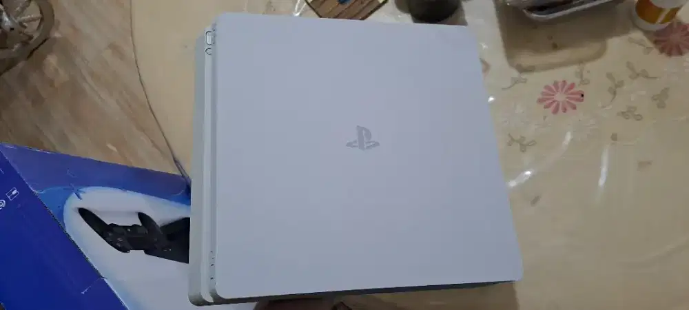 PS4 Slim pemakaian pribadi jarang di mainkan