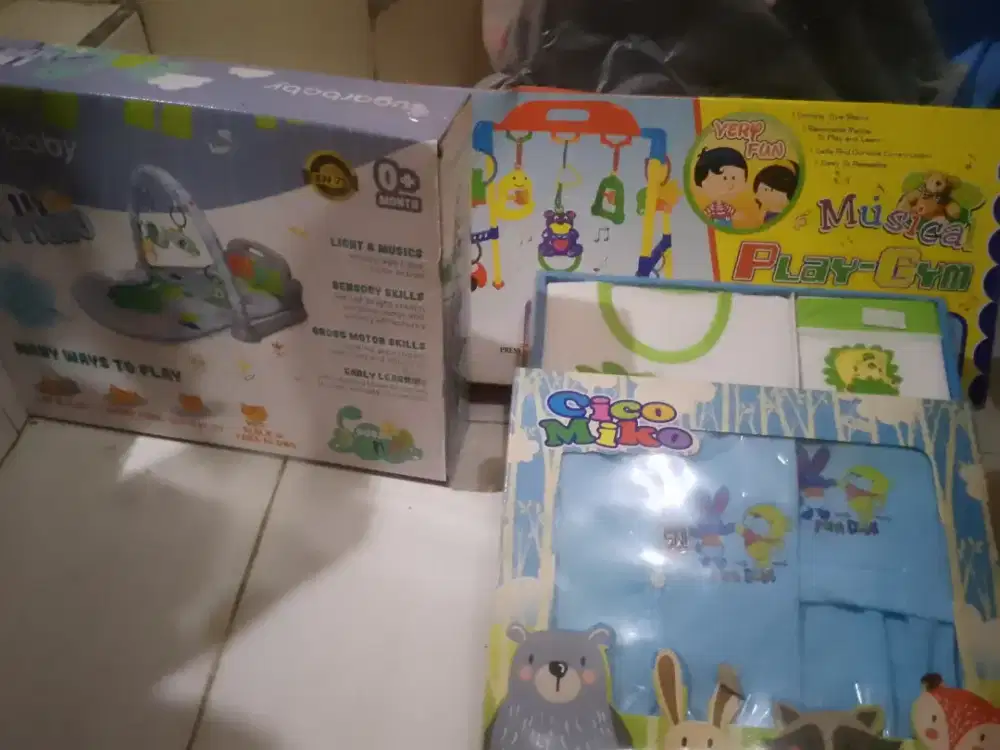 Mainan anak,dan dua set baju celana