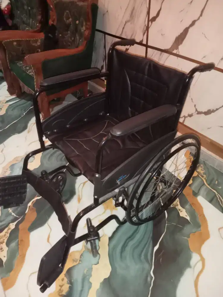 Dijual Kursi Roda Untuk yang memerlukan Kontrol Kesehatan.