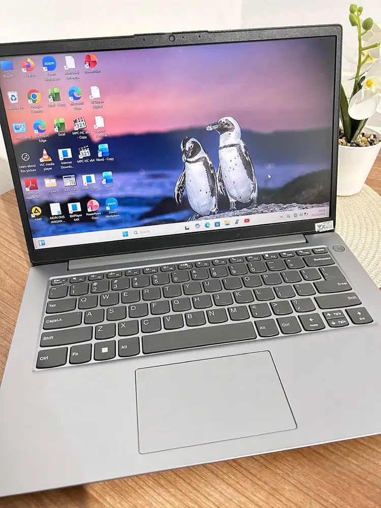 Laptop Lenovo Pemakaian 1 tahun masih garansi