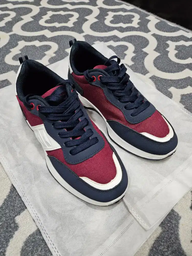 Sepatu Sneakers Size 40 Like New