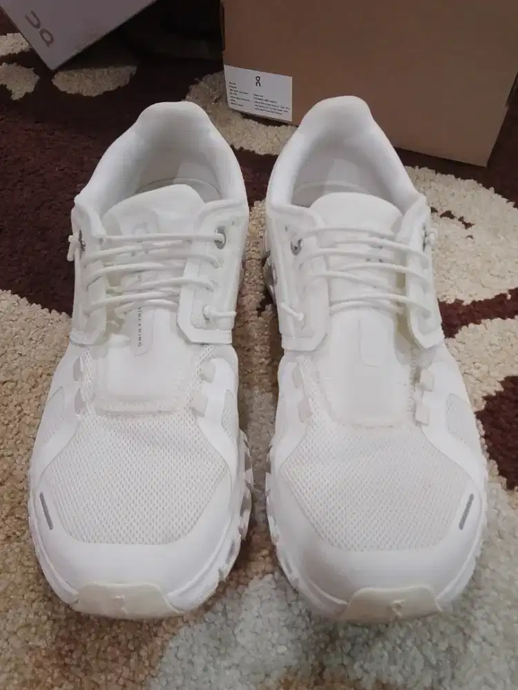 Sepatu sneakers QC