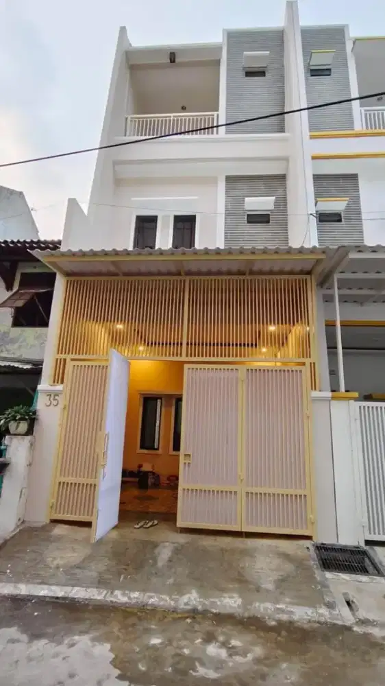 Jual BU Rumah 3lt diTanjung Duren,lokasi sangat strategis,bebas banjir