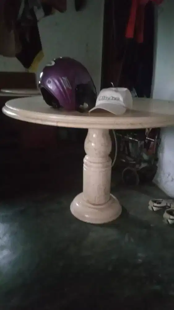 Meja makan marmer