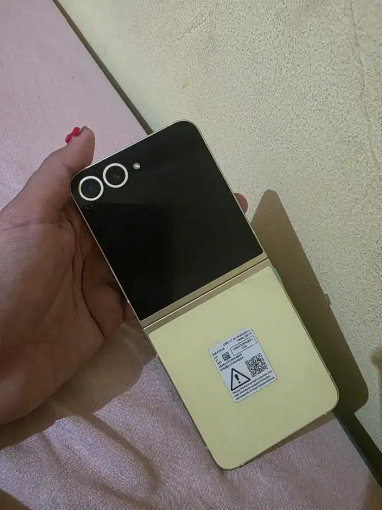 Samsung Flip 6 (masih mulus)