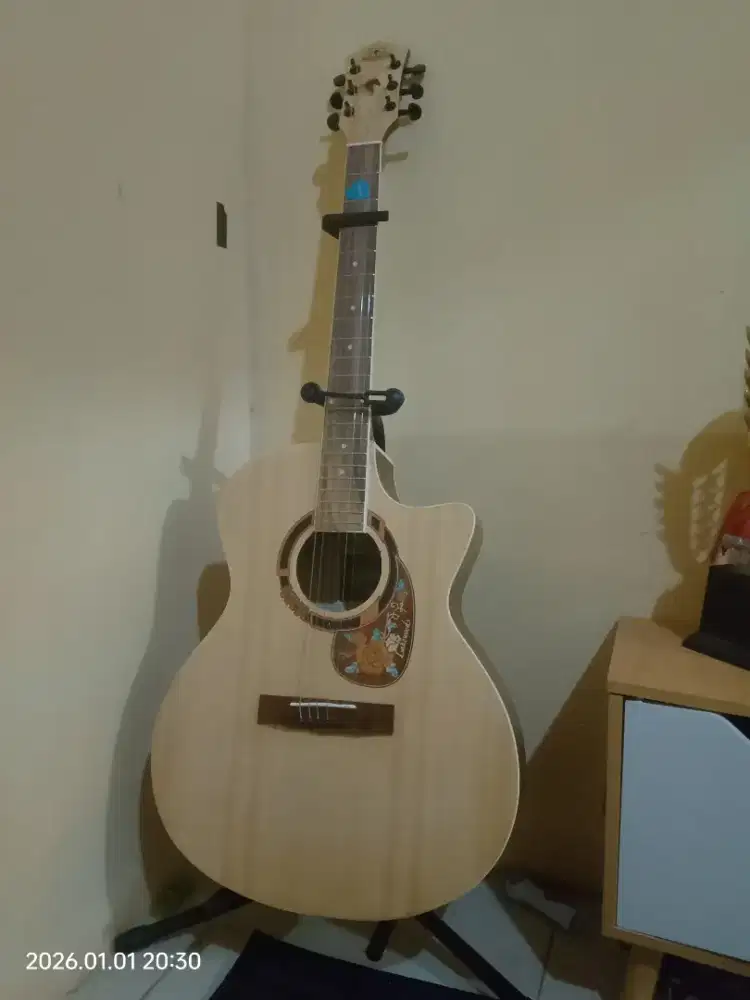 Gitar akustik Tanam Besi