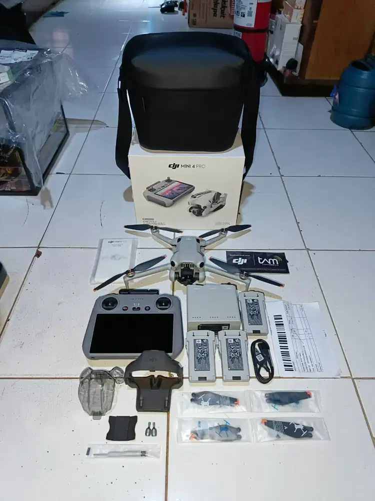 DJI MINI 4 PRO FLYMORE COMBO LIKE NEW