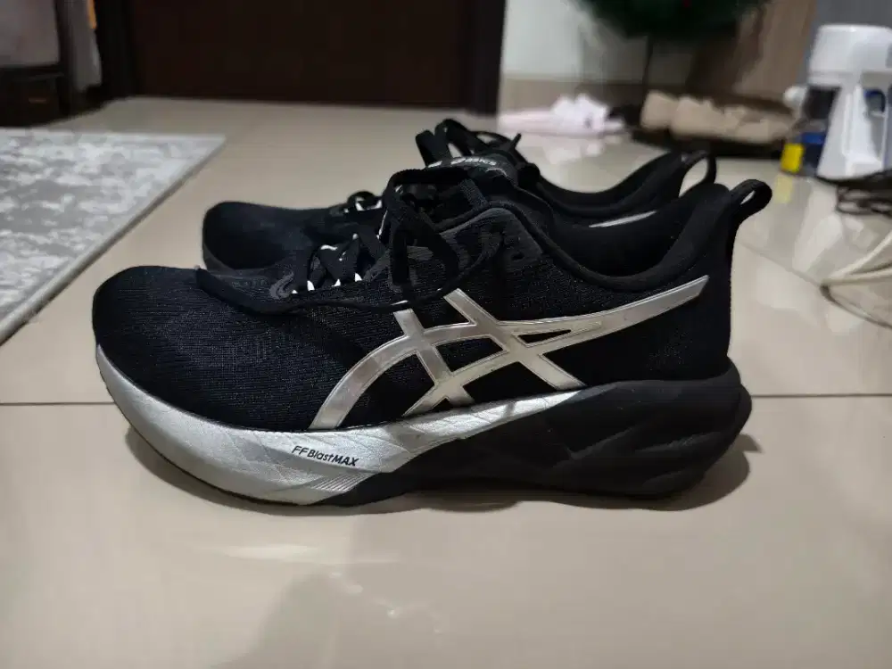 Asics novablast 5 platinum used
