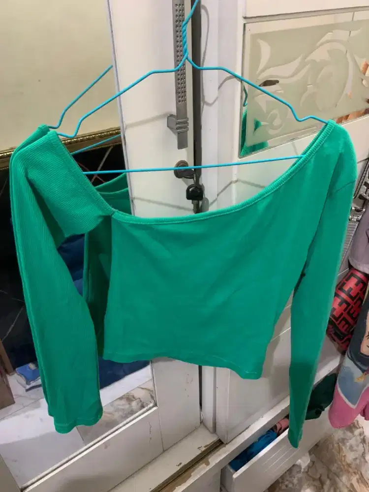 Baju Sabrina Rajut Crop Lengan Panjang Off Shoulder