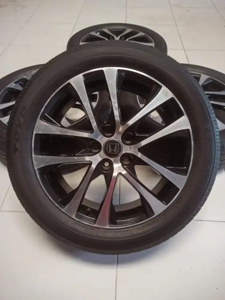 Velg R18 Plus Ban Toyo Tranpath