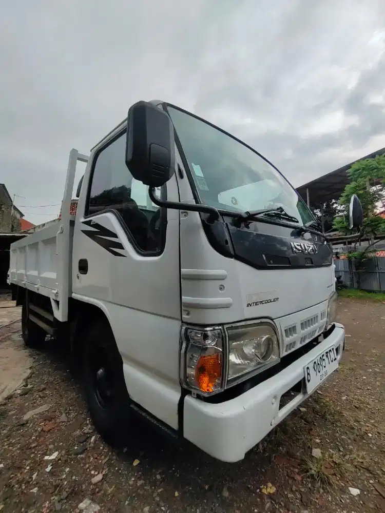 Isuzu elf engkel NKR