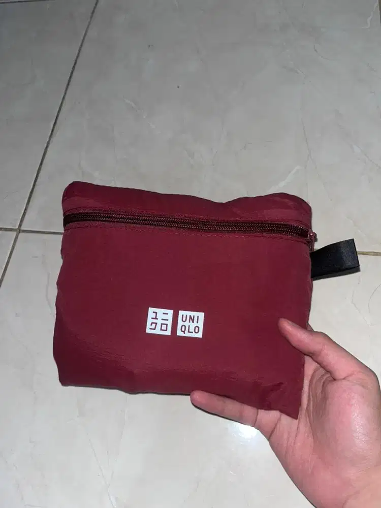 UNIQLO DUFFLE BAG BURGUNDY TAS OLAHRAGA MUDIK PIKNIK