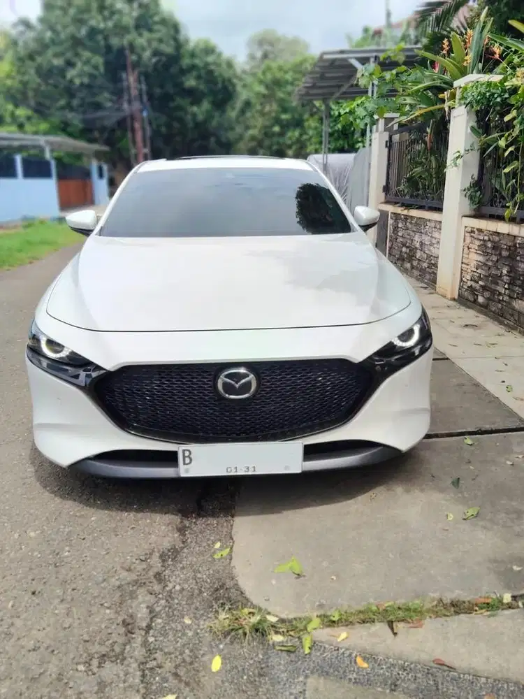 Mazda 3 Hatchback 2021 White Metallic Putih Metalik Siap Pakai