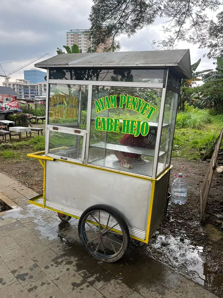 Dibutuhkan untuk jaga outlet ayam cabe ijo