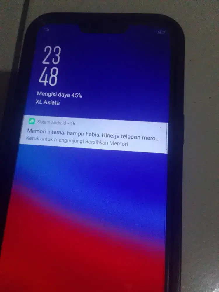 Ayu beli handphone ini lagi butuh uang ini