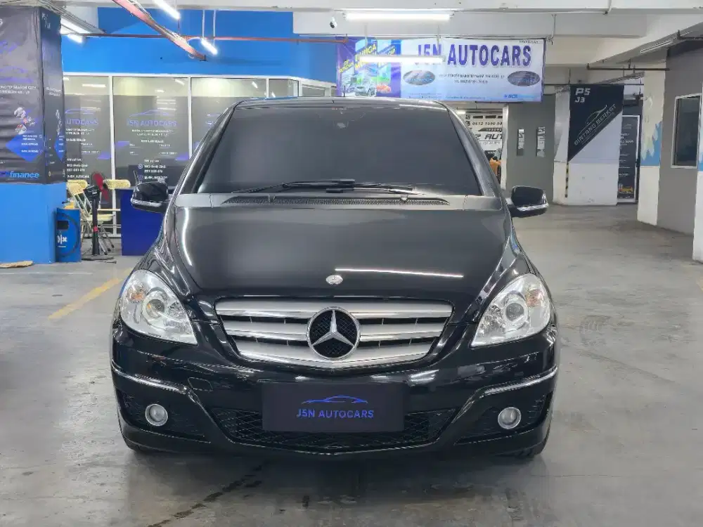 MERCEDES BENZ B180 AT 2.0 2011 HITAM