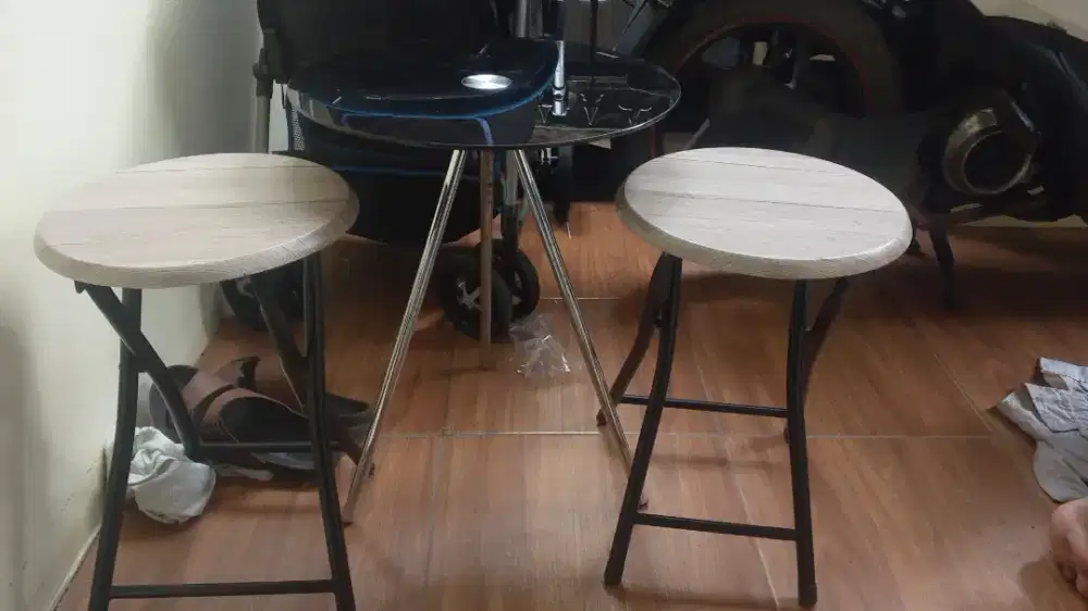 1 meja kaca & 2 kursi lipat