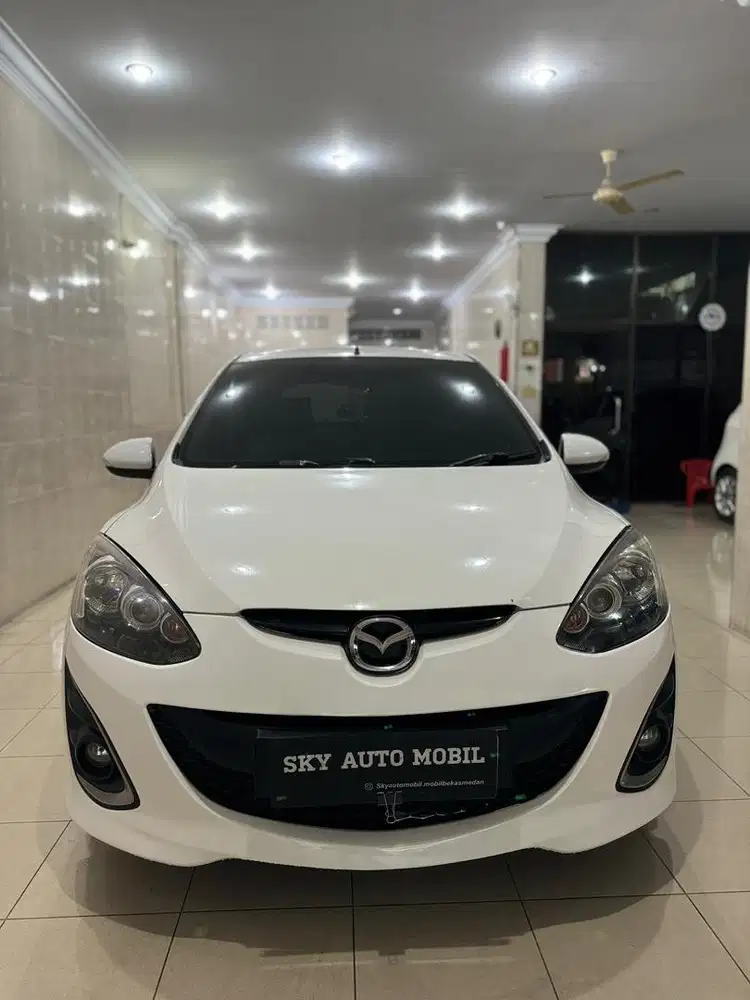 Mazda 2 Hatchback RZ Putih 2012