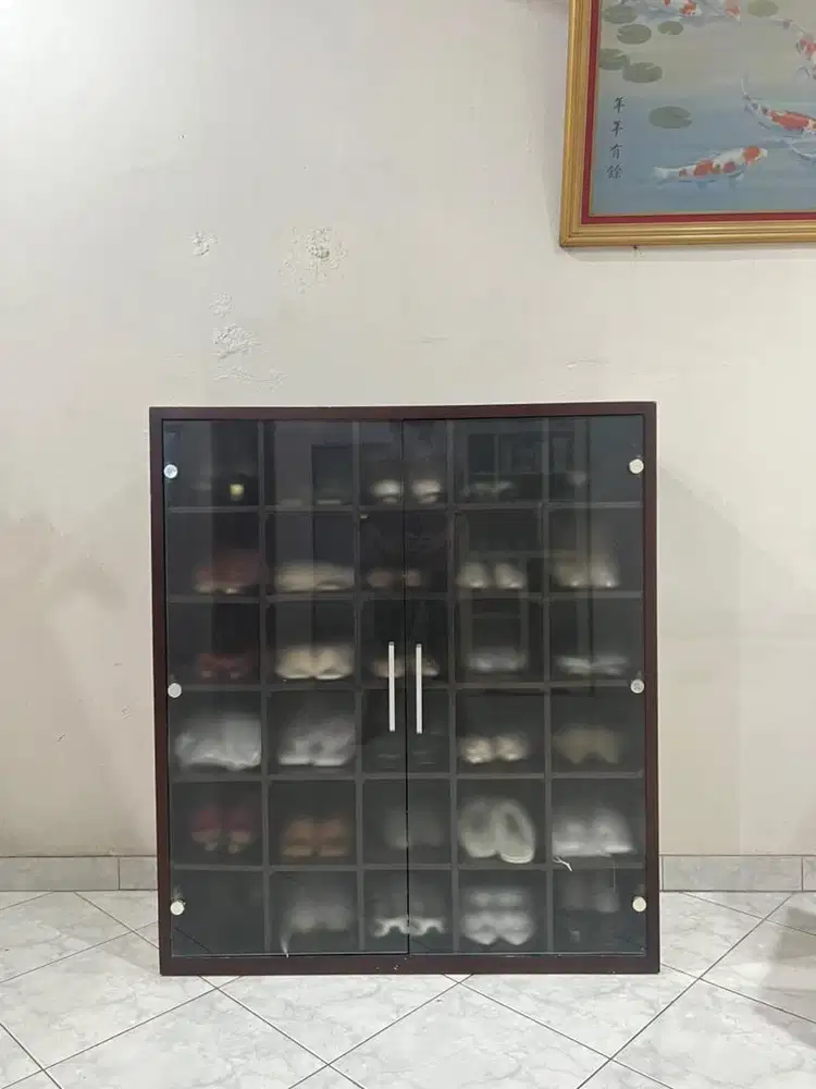 Lemari sepatu kaca
