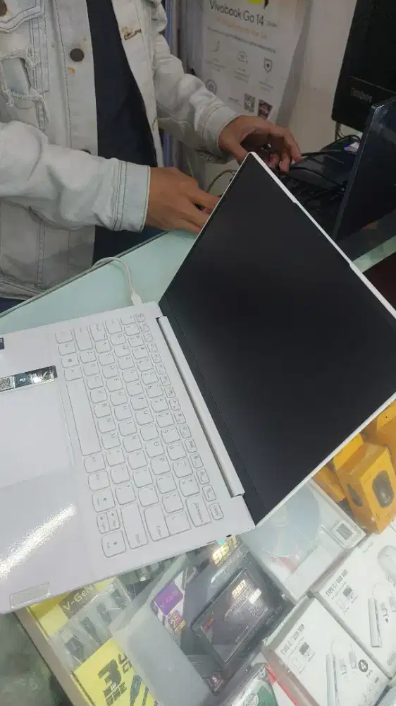 Dicari lenovo yoga slim 7i Carbon  MATOT