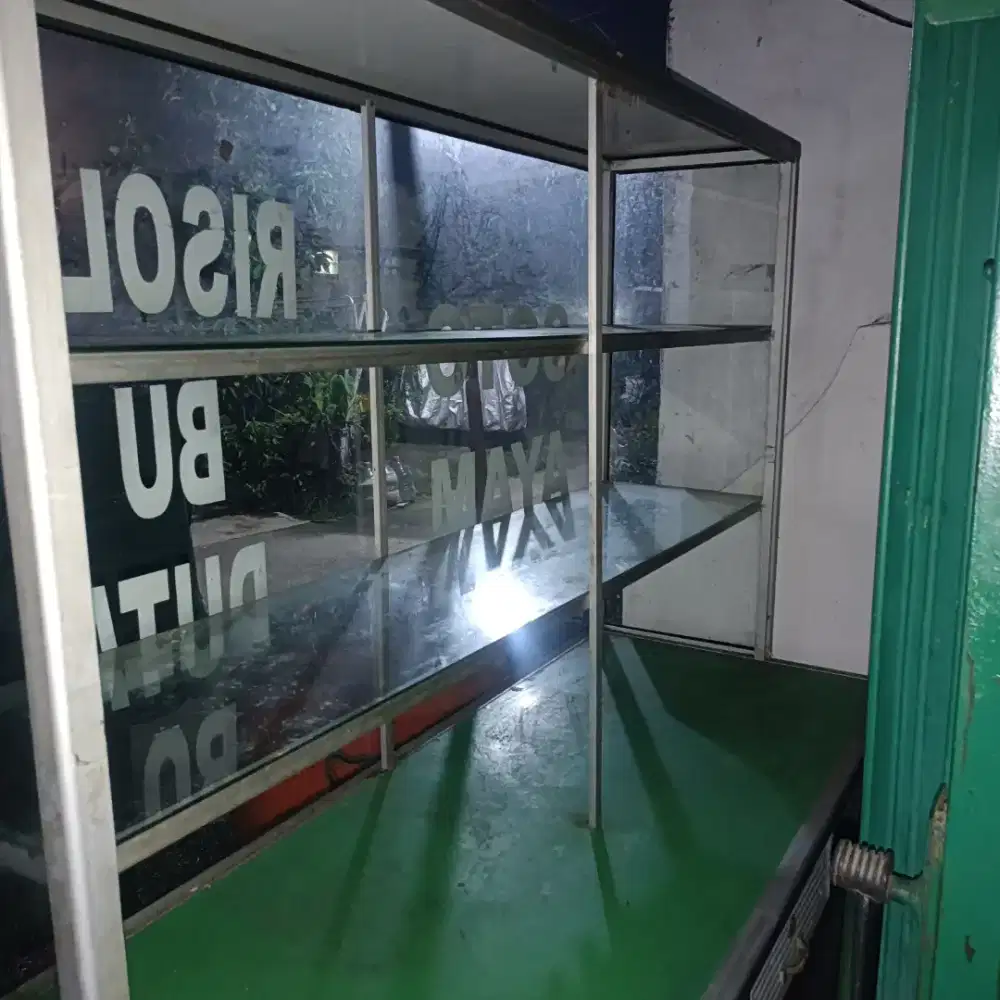Etalase bekas jualan soto