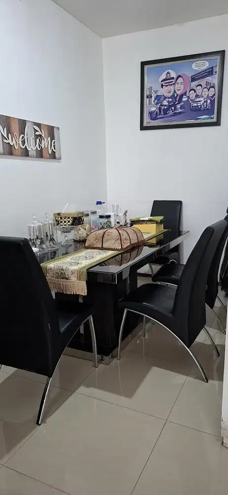 Meja makan ( produk informa)