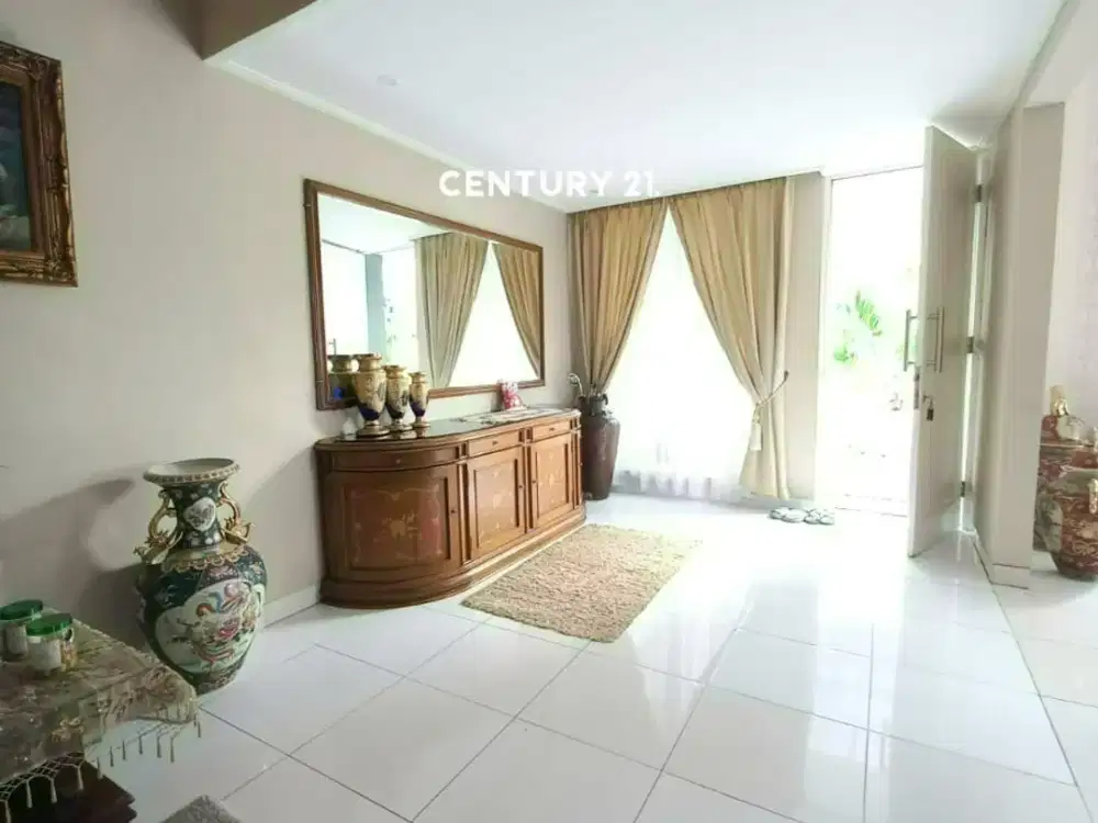 Rumah Cantik Terawat Dengan Swimming Pool Di Emerald 10017